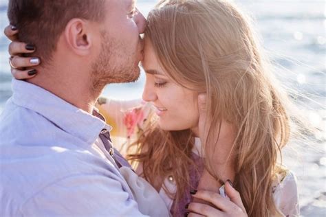 Poljubljanje, če je dobra kemija Spolni zmenki Daru